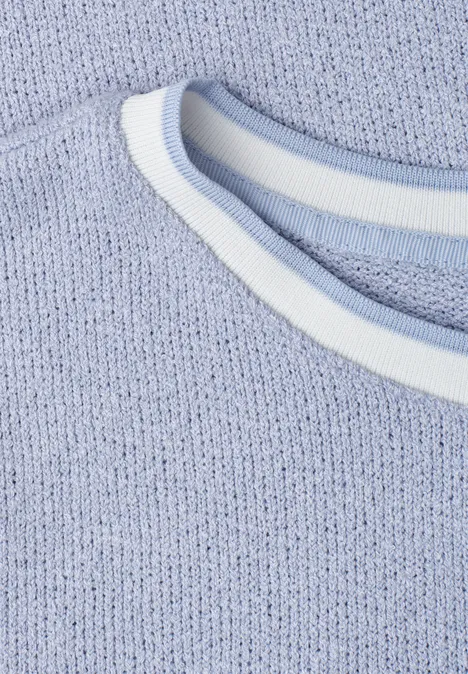 Shirt met gebreide look en ronde hals whispery blue Close-up van een lichtblauw gebreid shirt met een witte, ronde halsafwerking.