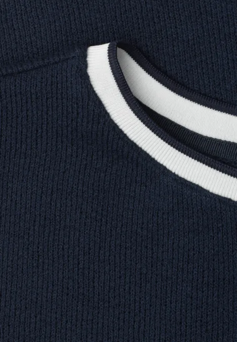Shirt met gebreide look en ronde hals darkest blue Close-up van een marineblauwe trui met ronde hals en witte strepen.