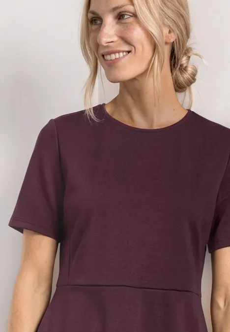 Shirt met ronde hals en volantdetail rustic rouge Blonde vrouw glimlacht in een bordeauxrood kort mouwshirt