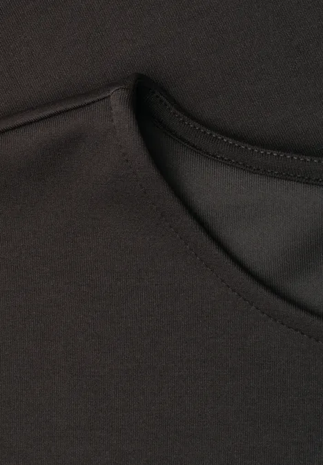 Schwarzes Shirt oder Top mit rundem Ausschnitt und feiner Naht nah aufgenommen.