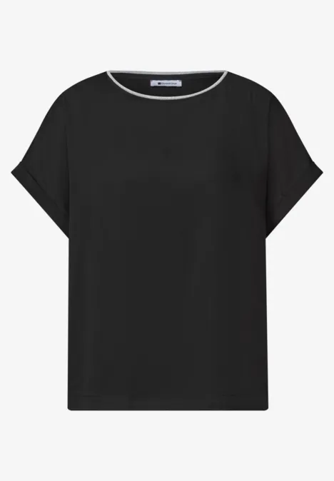 T-shirt noir à manches courtes et col rond sur fond blanc.