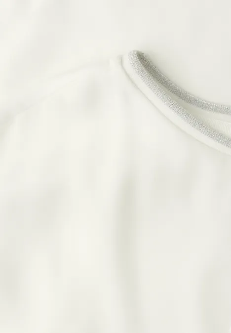Gros plan sur un tissu blanc avec un détail de bordure grise.