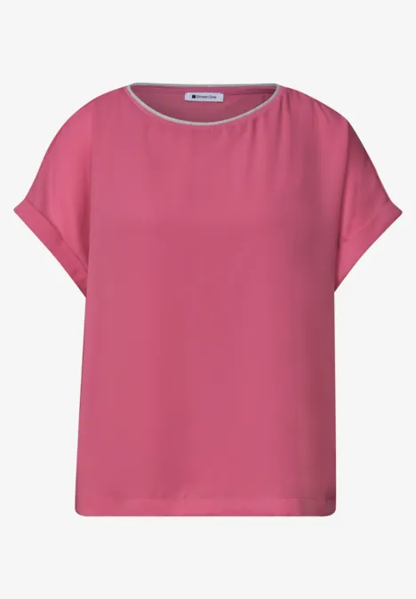 Rosa Bluse mit kurzen Ärmeln, rundem Ausschnitt und lockerem Schnitt.