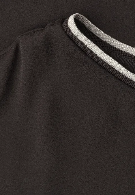 T-shirt 2 en 1 en chiffon, col bateau black coffee Gros plan d’un col de sweat noir avec bandes blanches et grises.