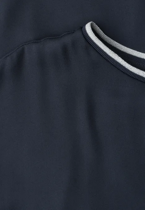 2-in-1 Shirt aus Chiffon mit Boat Neck darkest blue Nahaufnahme eines dunkelblauen Kleidungsstücks mit Rundhalsausschnitt und weißen Streifen