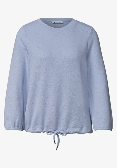 Hellblauer Langarm-Pullover mit Rundhalsausschnitt und Kordelzug am Saum.