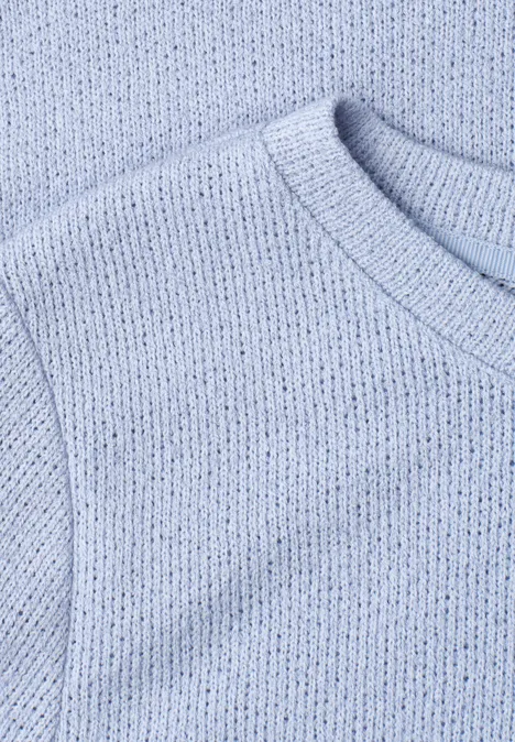 Hellblauer, grobgestrickter Pullover mit Rundhalsausschnitt