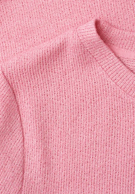 Nahaufnahme eines rosa Strickpullovers mit Rundhalsausschnitt.