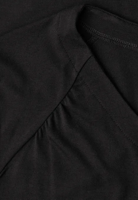 Schwarzes T-Shirt mit sichtbaren Falten und weicher Baumwollstruktur.