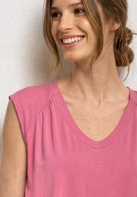 Dropped Shoulder Shirt mit Elastiksaum blush berry Eine Person trägt ein ärmelloses, rosafarbenes Top mit V-Ausschnitt vor einer hellen Wand.