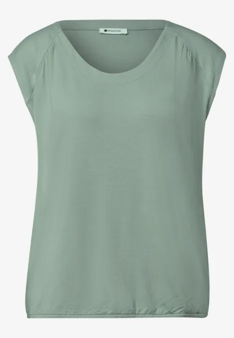 Locker geschnittenes ärmelloses Damen-Shirt in zartem Pastellgrün mit Rundhalsausschnitt.