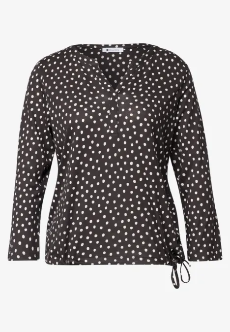 3/4-Arm Shirt mit Split Neck und Print black coffee Schwarze Damenbluse mit weißen Punkten, V-Ausschnitt, 3/4-Ärmeln und seitlicher Kordel.