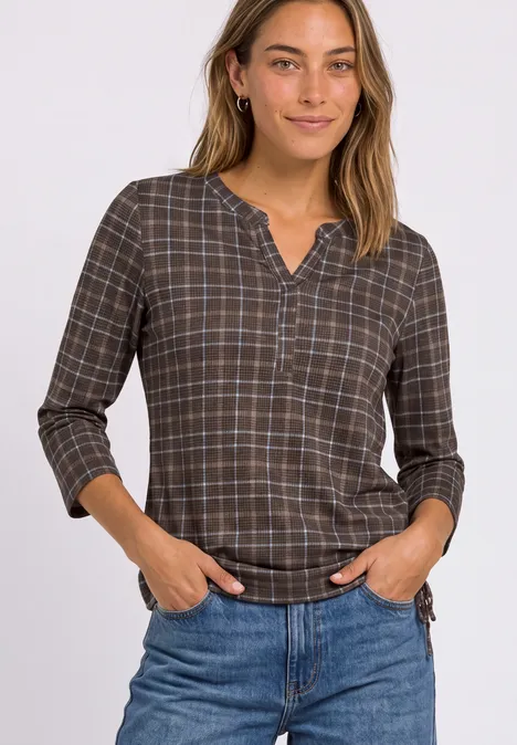 3/4-Arm Shirt mit Split Neck und Print silk brown Frau mit kariertem Langarmshirt und V-Ausschnitt, Hände in den Jeanstaschen.