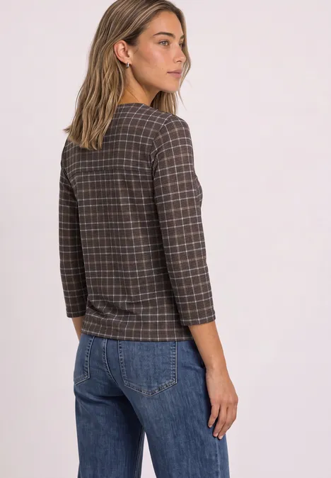3/4-Arm Shirt mit Split Neck und Print silk brown Frau trägt karierte Dreiviertelarmbluse und blaue Jeans, steht seitlich mit leichtem Blick zur Seite.