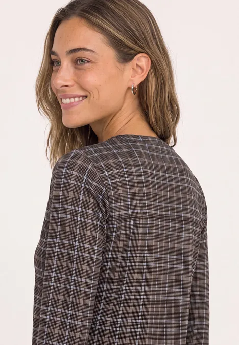 3/4-Arm Shirt mit Split Neck und Print silk brown Lächelnde Frau im Profil trägt ein kariertes Langarmshirt in Braun- und Grautönen.