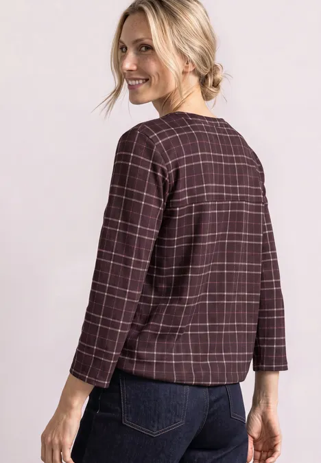 3/4-Arm Shirt mit Split Neck und Print rustic rouge Lächelnde Frau in weinrotem kariertem Langarmshirt blickt über die Schulter