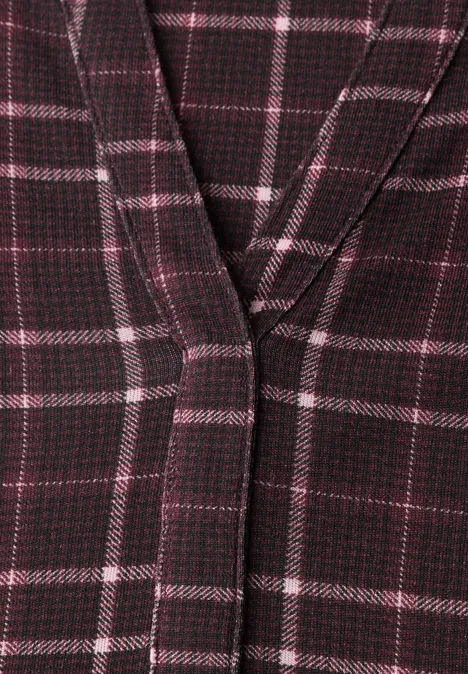 3/4-Arm Shirt mit Split Neck und Print rustic rouge Nahaufnahme eines karierten V-Ausschnitt-Strickmusters in Dunkelrot mit hellen Rosa- und Weißstreifen.