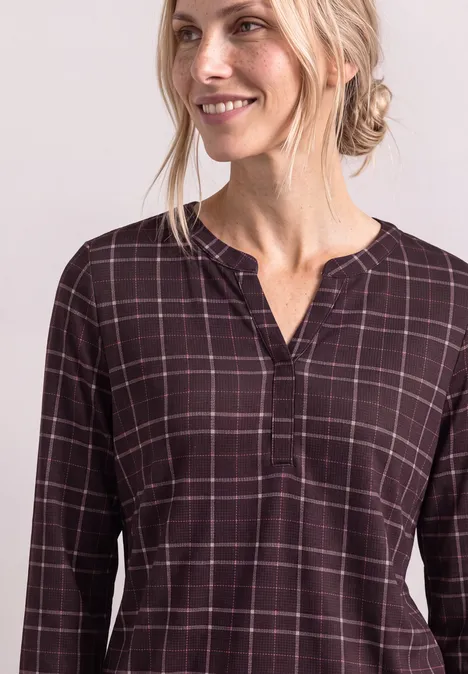 3/4-Arm Shirt mit Split Neck und Print rustic rouge Frau in dunkel kariertem Langarmshirt mit V-Ausschnitt lächelt.
