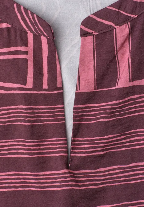Dropped Shoulder Shirt mit Split Neck blush berry Nahaufnahme eines burgunderroten Stoffs mit rosa Streifen und V-Ausschnitt