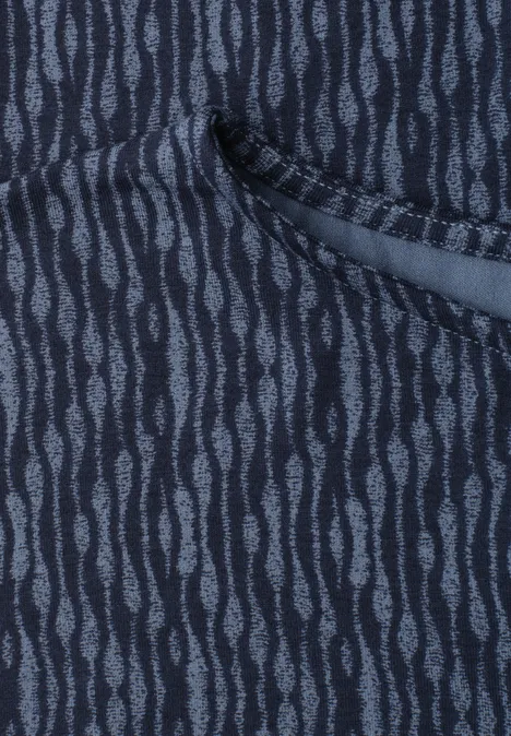 Dunkelblaues Hemd mit hellblauem Wellenmuster und seitlicher Tasche.