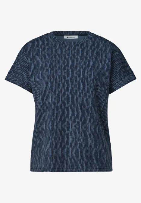 Dunkelblaues T-Shirt mit dezentem Zickzackmuster und kurzen Ärmeln.
