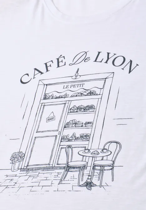 T-Shirt mit Rundhals und Frontprint White Skizzenhafte Ladenfront mit 'Café De Lyon', Außentisch und -stühlen.