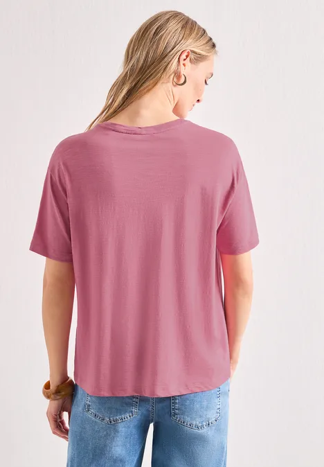 T-Shirt mit Rundhals und Frontprint blush berry Rückenansicht einer Frau mit locker sitzendem roséfarbenem T-Shirt und blauen Jeans.