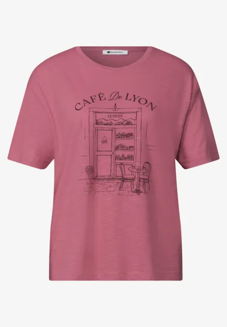 T-Shirt mit Rundhals und Frontprint blush berry Rosa T-Shirt mit gezeichnetem Caféeingang, zwei Stühlen und 'Café du Lion'-Schriftzug.