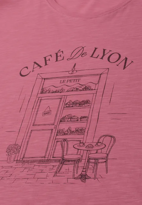 T-Shirt mit Rundhals und Frontprint blush berry Gezeichnetes Straßencafé mit Werbetafel 'Café de Lyon', kleinem Tisch, Stühlen und Blumen