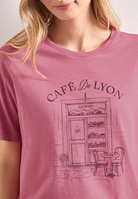T-Shirt mit Rundhals und Frontprint blush berry Pinkes T-Shirt mit gezeichneter Fassade von Café de Lyon, Tür, Tisch und Stuhl.