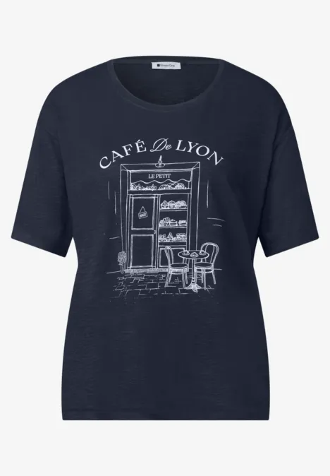 T-Shirt mit Rundhals und Frontprint darkest blue Dunkelblaues T-Shirt mit weißer Zeichnung einer Café-Fassade 'Café de Lyon' und Terrasse.