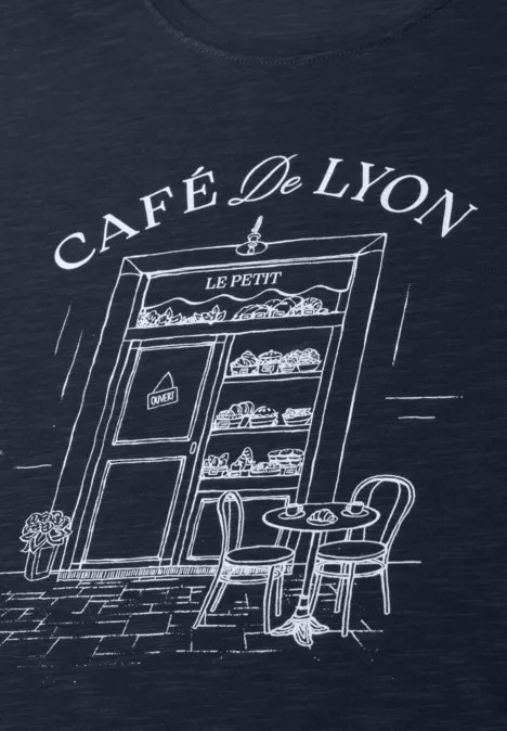 T-Shirt mit Rundhals und Frontprint darkest blue T-Shirt mit skizzenhafter Café-Fassade 'Café de Lyon', Vitrine mit Gebäck und Straßentisch mit Stühlen.