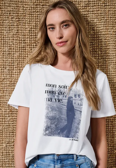 T-Shirt mit Rundhals und Fotoprint White Frau in weißem T-Shirt mit französischem Schriftzug 'mon soir, mon été, ma vie' und monochromem Foto-Print.