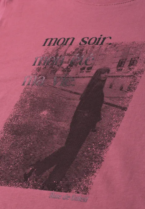 Rosa T-Shirt mit einem Foto einer Person, Text ‚mon soir‘ und ‚mon vie‘ im Vintage-Look