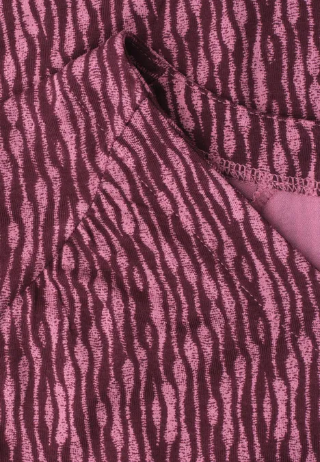 Gros plan sur un tissu rose à motif zébré fuchsia foncé avec une texture délicate.