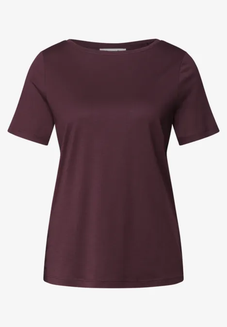 Schlichtes bordeauxfarbenes Kurzarm-T-Shirt vor weißem Hintergrund.