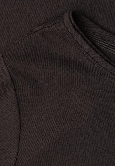 Nahaufnahme eines schwarzen T-Shirts aus Baumwolle.