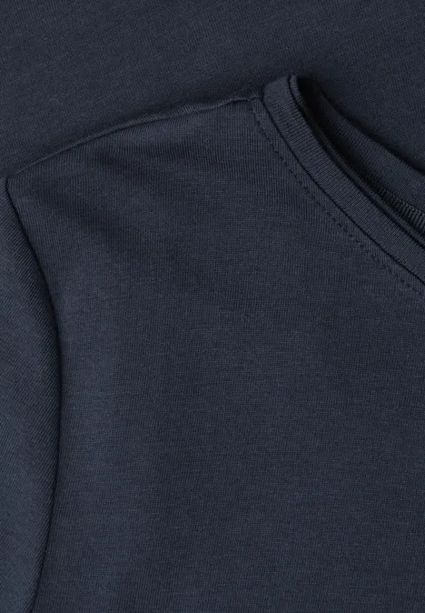 Nahaufnahme eines dunkelblauen T-Shirts mit sichtbarer Schulterpartie und Rundhalsausschnitt.