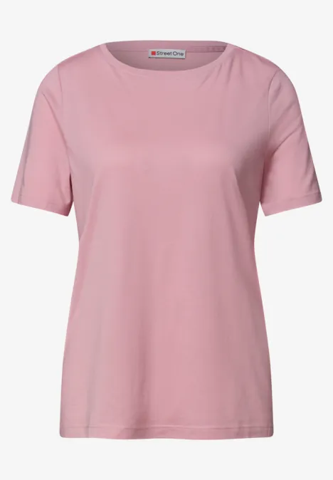 Ein schlichtes rosa T-Shirt mit Rundhalsausschnitt und kurzen Ärmeln.