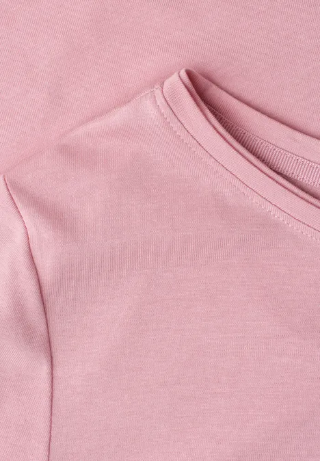 Nahaufnahme eines rosa T-Shirts aus weichem Stoff mit Rundhalsausschnitt.