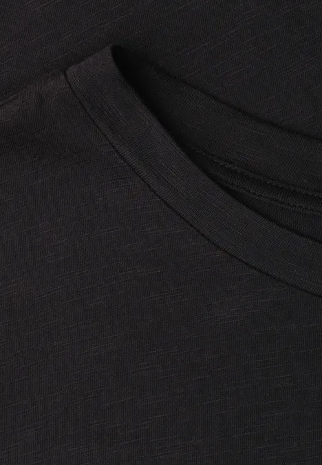 Basic Shirt met ronde hals in Unifarbe Black Close-up van een zwart T-shirt, met nadruk op de ronde hals en de fijne stofstructuur.