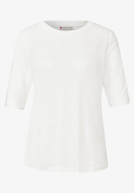Ein schlichtes weißes T-Shirt mit rundem Ausschnitt und halblangen Ärmeln.