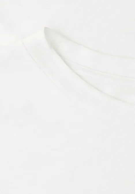 Nahaufnahme eines weißen T-Shirts mit Rundhalsausschnitt und feiner Stoffstruktur.