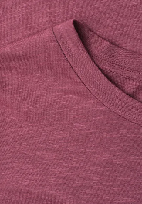 Basic T-Shirt mit Rundhals in Unifarbe dark clouded blush Nahaufnahme eines dunkelroten melierten T-Shirts mit rundem Kragen.