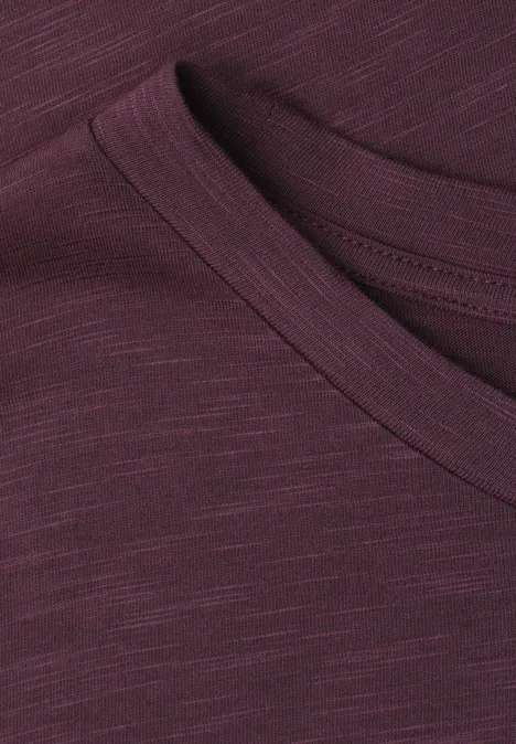 Basic Shirt met ronde hals in Unifarbe rustic rouge Close-up van een bordeaux T-shirt met ronde hals, met fijne weefstructuur zichtbaar.