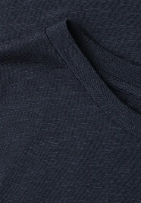 Basic Shirt met ronde hals in Unifarbe darkest blue Close-up van een donkerblauw T-shirt met ronde hals, waarbij de fijne stofstructuur zichtbaar is.
