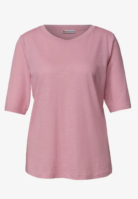 Rosa T-Shirt mit halblangen Ärmeln und Rundhalsausschnitt.