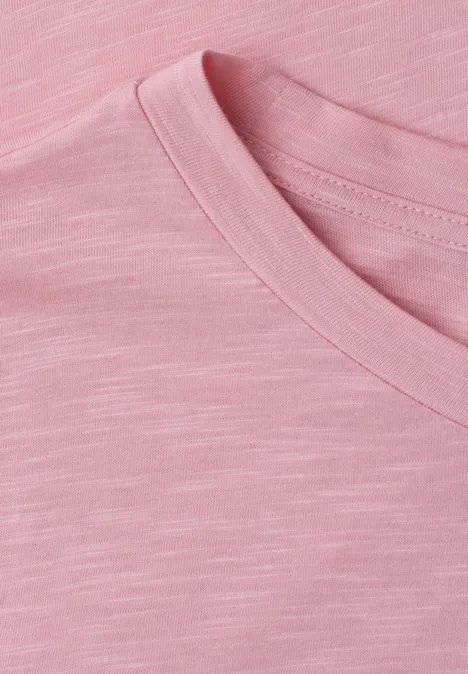 Grosser Nahaufnahme eines rosa melierten T-Shirts mit Rundhalsausschnitt.
