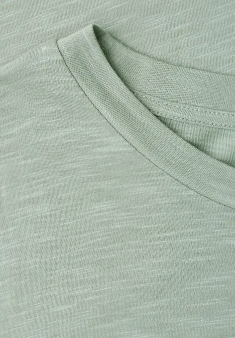 Basic Shirt met ronde hals in Unifarbe eucalyptus green Close-up van een lichtgroen gemêleerd T-shirt met ronde hals en nette afwerking.