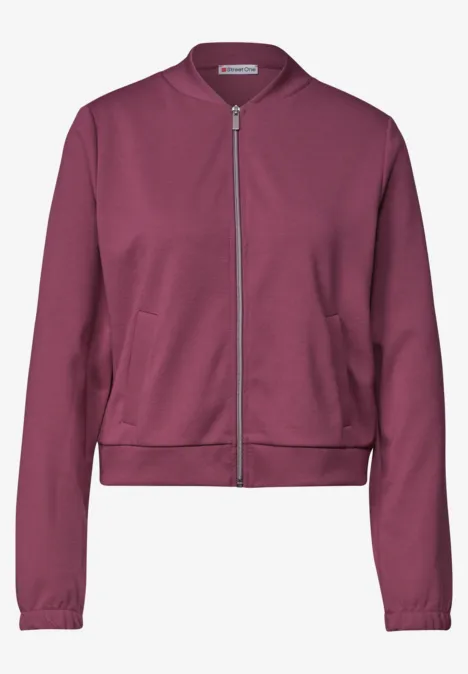 Veste bomber bordeaux à fermeture éclair, poches latérales et petit col montant.